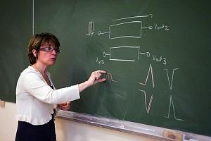 Elèves en travaux pratique sur la transmission de signaux hautes fréquences, avec la professeure Catherine ALGANI. Elèves en travaux pratique sur la transmission de signaux hautes fréquences, avec la professeure Catherine ALGANI.